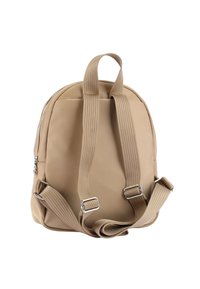 Ljusbrun nylonryggsäck med justerbara remmar, rund form, slät textur och ett blixtlåsförsett huvudfack. Silverdetaljer finns också.