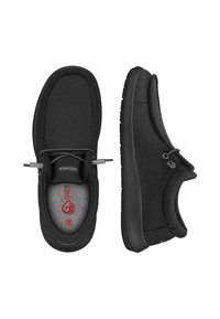 Czarne buty wsuwane o miękkiej fakturze, z szarym wnętrzem, wyraźnym sprzętem do sznurowania i elastyczną gumową podeszwą.