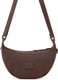 Borsa a tracolla marrone con forma curva, realizzata in tessuto testurizzato. Presenta una tasca frontale e una tracolla regolabile con dettagli in metallo.