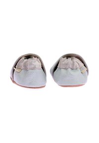 Pantofole per bambini grigie in pelle texturizzata, con tessuto arricciato nella parte anteriore e suole in morbida pelle scamosciata. Due piccole etichette del marchio sui lati.