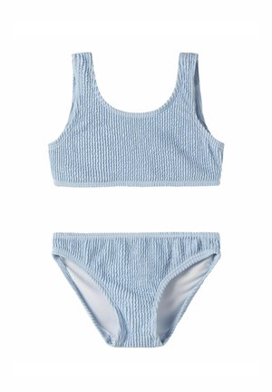 Lyseblå teksturert to-delt badedrakt med rund hals på toppen og matchende bikinibund på hvit bakgrunn.