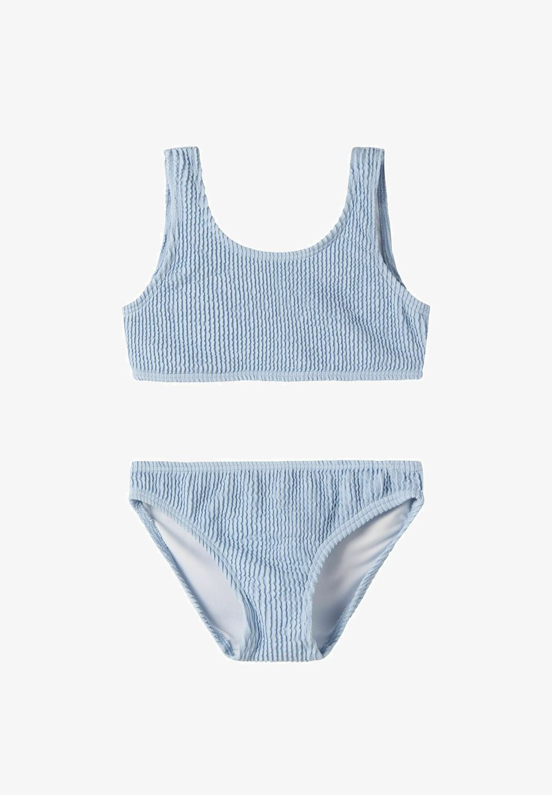 Maillot de bain deux pièces bleu clair texturé avec un haut à encolure dégagée et un bas de bikini assorti sur fond blanc.