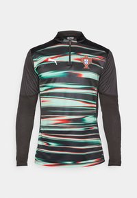 Puma lange mouw sportshirt, met groene en rode horizontale strepen op zwart, een kwart-rits kraag en een Portugal-embleem op de borst.