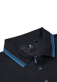 Polo nero con colletto a costine con dettagli blu, abbottonatura a tre bottoni e stoffa testurizzata. Etichetta della taglia visibile all'interno.