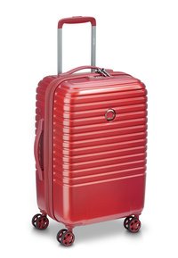Valigia rigida rossa con design a coste, manico retrattile, quattro ruote e chiusura con zip. Presenta un logo sul davanti.