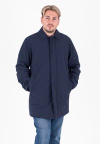 Cappotto isolato blu navy con colletto e chiusura a bottoni, dotato di due tasche laterali e una trama liscia. Adatto per il clima fresco.