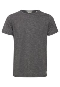 Camiseta gris de manga corta, de cuello redondo, hecha de tela texturizada. Presenta una etiqueta de marca minimalista en el lado inferior. Corte regular.