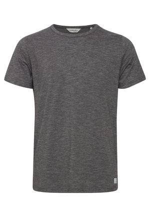Siva kratki rukav majica, okrugli ovratnik, izradđena od teksturiranog materijala. Ima minimalnu oznaku branda na donjoj strani. Regularan kroj.