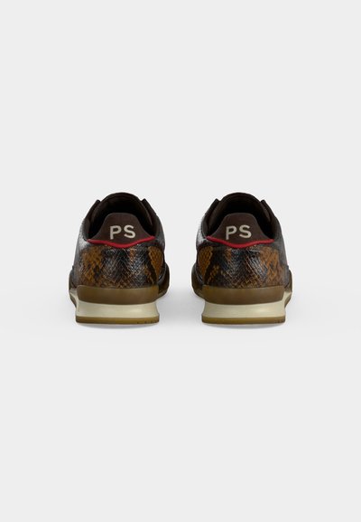 Ζευγάρι χαμηλά sneakers με καφέ και πορτοκαλί σχέδιο φιδίσιας δέρματος, μπεζ σόλες και γράμματα "PS" στις πίσω λωρίδες της φτέρνας.