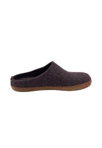 Pantufla de fieltro gris oscuro, tipo slip-on, con suela de ante marrón, parte trasera baja y punta redondeada, mostrada en perfil lateral.