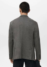 Grau karierter Blazer mit Reverskragen, seitlichen Schlitzen und geknöpften Manschetten. Verfügt über einen strukturierten Stoff und eine taillierte Passform.