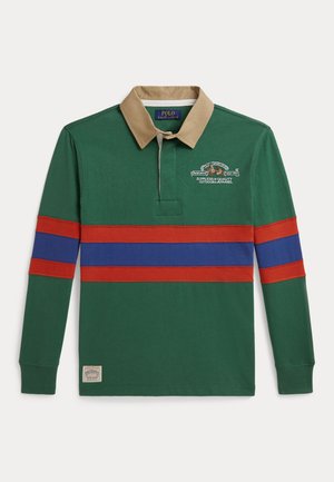 Maillot de rugby vert à manches longues avec col beige, rayures horizontales rouges et bleues sur la poitrine et les manches, et logo brodé sur la poitrine gauche.