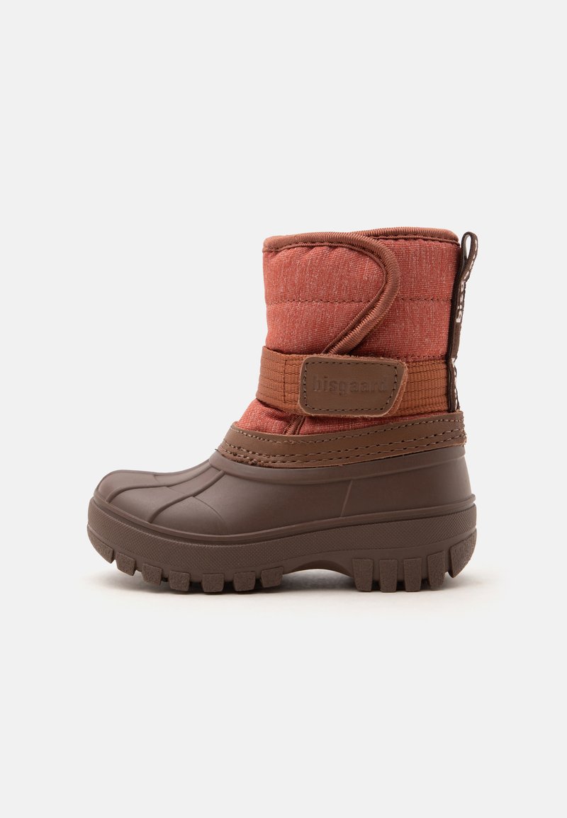 Botte d’hiver pour enfant de couleur marron et rouille, avec une semelle épaisse et une fermeture velcro, conçue pour temps froid et humide.