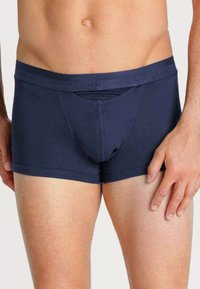Námořnické modré bavlněné boxerkové trenýrky s elastickým pasem, těsným střihem a podpůrným předním pytlíkem. Hladká textura s minimálním švem.
