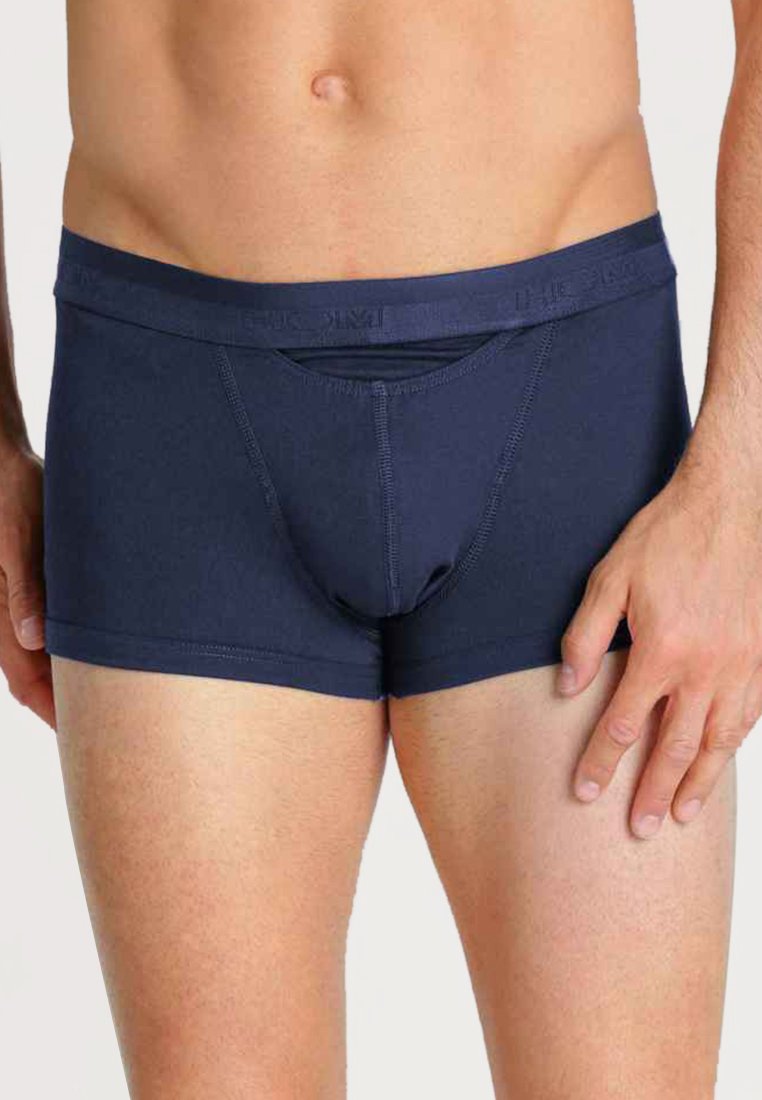 Námořnické modré bavlněné boxerkové trenýrky s elastickým pasem, těsným střihem a podpůrným předním pytlíkem. Hladká textura s minimálním švem.