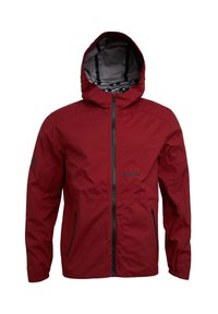 Rode waterdichte jas met capuchon, voorzien van ritssluiting zijzakken en een logo op de borst. Glad materiaal met een matte afwerking.