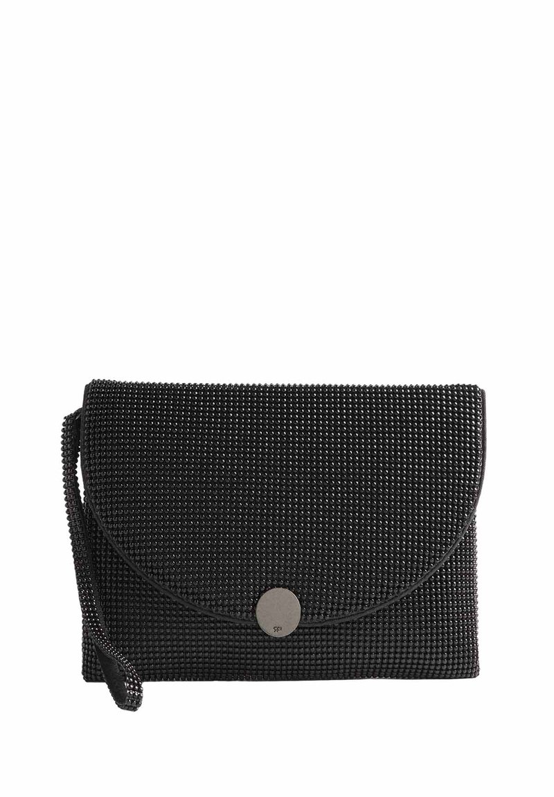 Czarna torebka kopertówka z textured powierzchnią, ozdobiona drobnymi, kulistymi koralikami, zamykana na klapkę, z okrągłym metalowym akcentem. Regulowany pasek na nadgarstek.