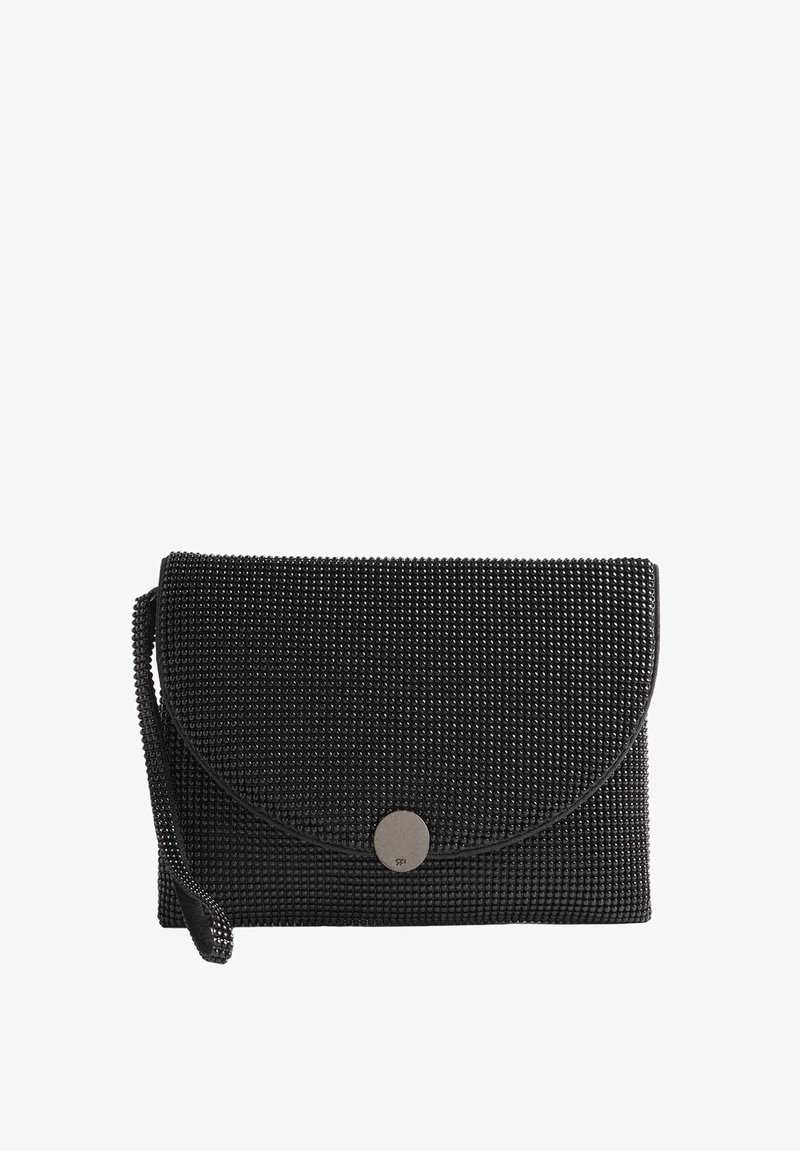 Czarna torebka kopertówka z textured powierzchnią, ozdobiona drobnymi, kulistymi koralikami, zamykana na klapkę, z okrągłym metalowym akcentem. Regulowany pasek na nadgarstek.