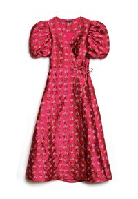 Vestido envolvente floral rosa com mangas bufantes, apresentando uma cintura com laço e uma textura suave de cetim. O padrão inclui pequenas flores em cores contrastantes.