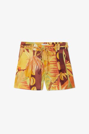 Kratke, večbarvne kopalne hlače iz tkanine s tropskim listnatim vzorcem v rumeni, oranžni in rjavi barvi. Vključujejo vrvico za morebitno prilagoditev pasu.