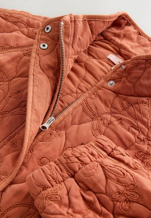 Quiltet jakke i brændt orange med broderede blomster, en sølvlynlås og trykknapper. Blød tekstur med ribstrikkede manchetter.