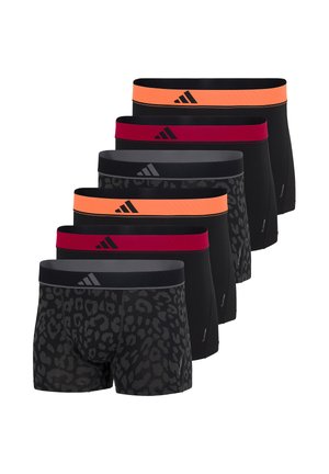 Zes zwarte boxer briefs in twee patronen, drie met dierenprint en drie effen, elk met gekleurde taillebanden in oranje, rood of grijs.