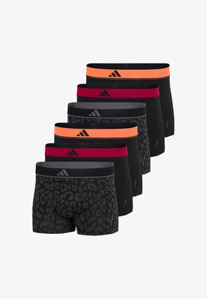 Sechs schwarze Boxer-Slips in zwei Mustern, drei mit Tiermuster und drei einfarbig, jeweils mit farbigen Bündchen in Orange, Rot oder Grau.