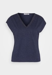 Haut bleu marine à manches courtes avec col en V et bordure œillet décorative le long de l'encolure et des épaules, étiqueté Morgan.
