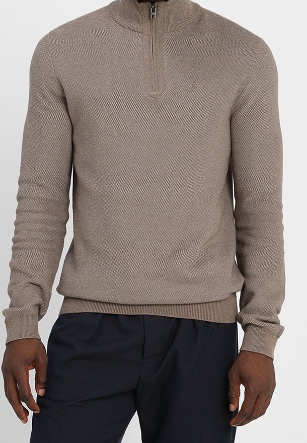 Beige Strickpullover mit hohem Kragen und Viertelreißverschluss. Verfügt über ein strukturiertes Muster sowie gerippte Bündchen und Saum. Einfaches Logo-Detail sichtbar.