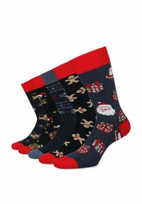 Cztery pary skarpetek w świątecznym stylu, z czerwonymi mankietami, kolorowymi wzorami oraz motywami Świętego Mikołaja, pierników i prezentów.