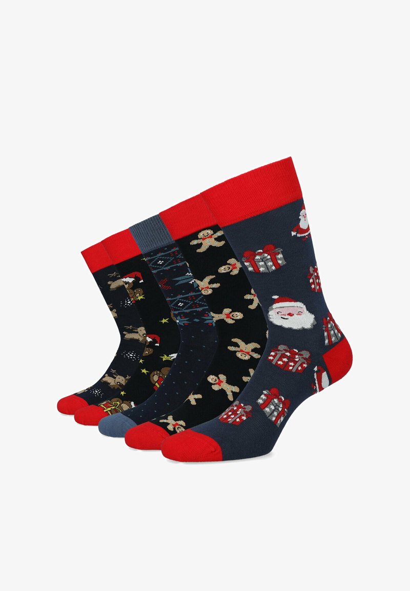 Cztery pary skarpetek w świątecznym stylu, z czerwonymi mankietami, kolorowymi wzorami oraz motywami Świętego Mikołaja, pierników i prezentów.