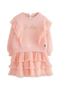 Abito rosa con gonna a balze e maniche arricciate. Presenta la scritta in lettere dorate metallizzate "Baker by Ted Baker" sul corpino e dettagli in tessuto testurizzato.