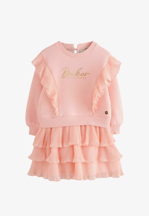 Ružičasta haljina s nabranim suknjama i volančastim rukavima. Sadrži zlatno metalno slovo "Baker by Ted Baker" na tijelu haljine i teksturirane detalje tkanine.