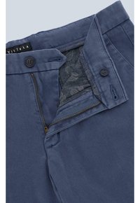 Pantaloni blu navy con zip e chiusura a bottone, e tessuto a motivo paisley all'interno della cintura, caratterizzati da una texture liscia e un design sartoriale.