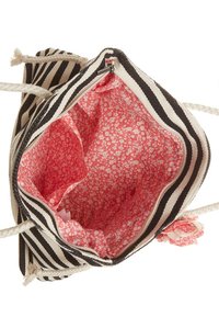 Sac en toile rayé avec une chaîne en corde et un intérieur à motifs floraux roses. Le design présente des rayures noires et blanches contrastées.