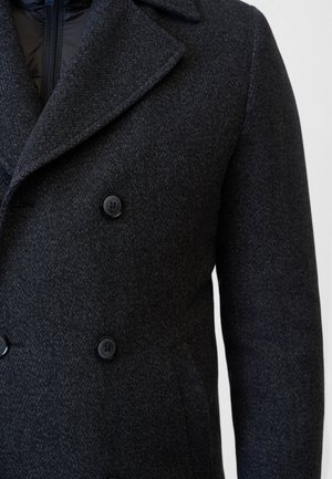 Grijze wollen blend peacoat met een dubbelzijdige sluiting, grote zwarte knopen, insnoerbare kraag en zijzakken. Glad textuur.