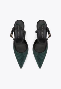 Czarne i zielone szpilki na obcasie z odkrytą piętą, z szpiczastymi czubkami, ozdobione błyszczącymi detalami i z akcentem w postaci złotej klamry na pasku.