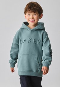 Türkizkék kapucnis pulóver, elöl "BAKER" felirattal domborítva, elülső és ujjzsebbel. Puha tapintású, kényelmes szabású, kapucnis kialakítású.