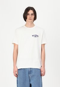 Hvit bomull t-skjorte med korte ermer og rund hals, med en lilla Billabong-logo på brystet. Avslappet passform, glatt tekstur.