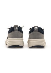 Zapatillas deportivas en gris y azul marino con parte superior de malla y ante, que cuentan con una mediasuela beige, textura suave y una pestaña trasera con logotipo.