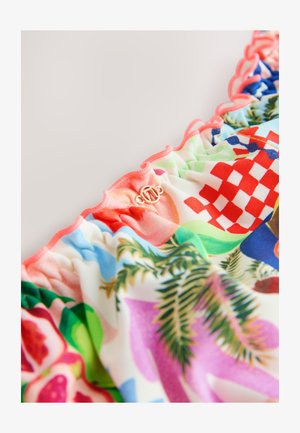 Vícebarevná látka plavek obsahuje tropické vzory, volánkové okraje s korálovým lemem a detaily zlaté spony. Měkká, pružná textura.