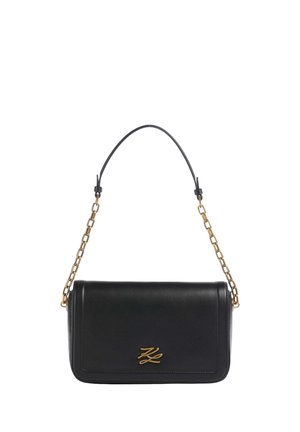 Sac à épaule en cuir noir avec bandoulière en chaîne dorée et logo "KZ" doré sur le rabat avant, forme rectangulaire.