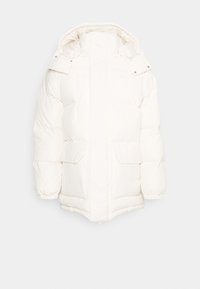 Nafoukaný bílý kabát s vysokým límcem, kapucí na snap-botony a dvěma předními kapsami. Obsahuje elastické manžety a štíhlou siluetu.