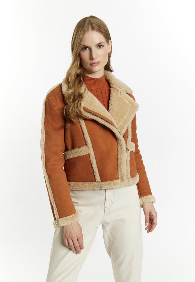 Braune Schafslederjacke mit cremefarbener Fellverkleidung, mit eingekerbtem Kragen und Reißverschlussdetails; verfügt über Längsnähte und ein kurzes Design.
