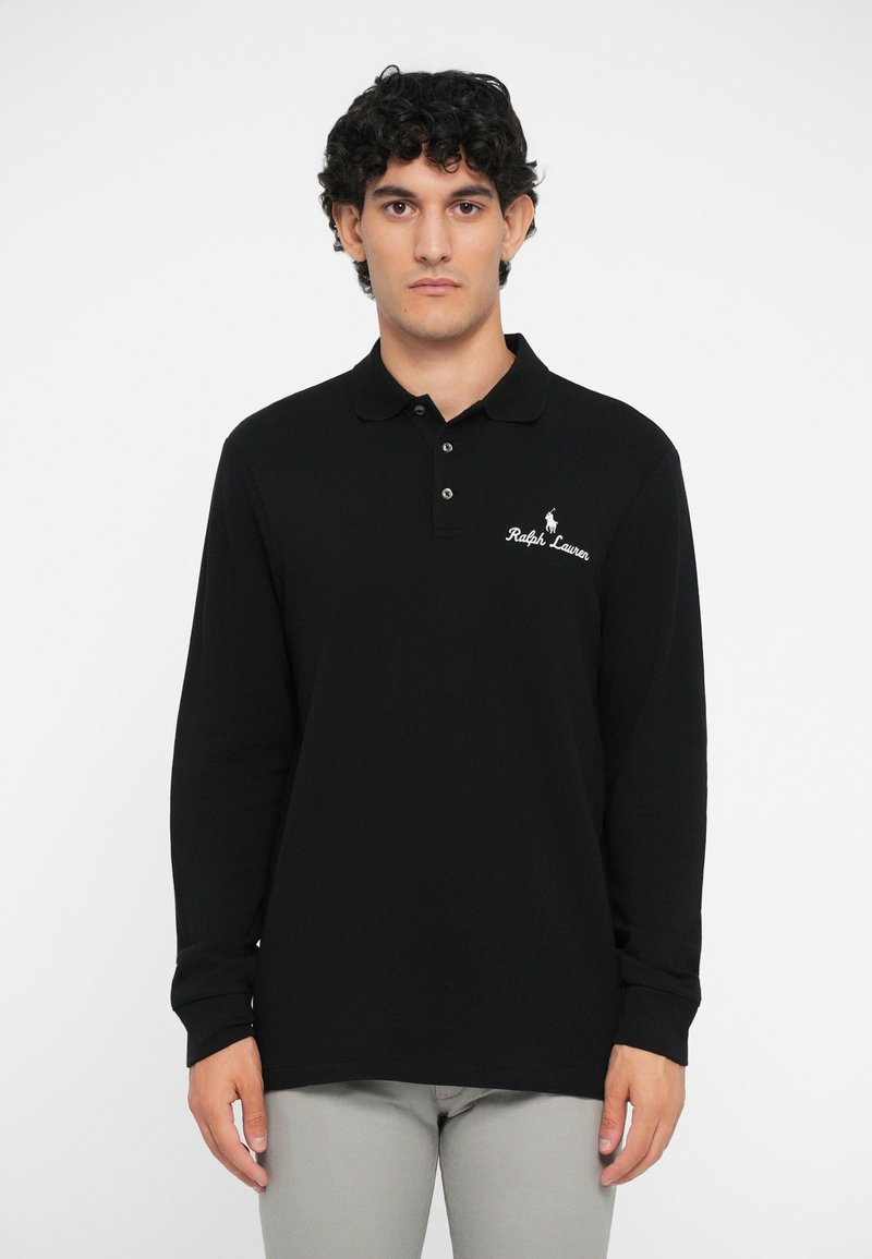 Polo shirt negru cu mânecă lungă, având guler, trei butoane și detalii brodate cu logo pe piept; material din bumbac moale.