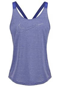 Fioletowy sportowy top na ramiączkach o melanżowej fakturze, z cienkimi krzyżującymi się paskami i logo Nike z kryształkami na piersi.