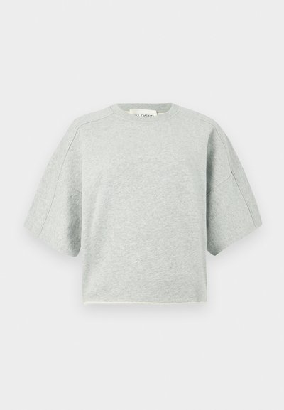 Ανοιχτό γκρι φούτερ με κοντά μανίκια από απαλή βαμβακερή σύνθεση, με στρογγυλή λαιμόκοψη και χαμηλωμένους ώμους σε χαλαρή εφαρμογή.