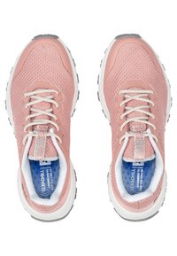 Scarpe da ginnastica rosa chiaro con tomaia in mesh, lacci bianchi, colletto imbottito e suole interne blu. Suola in gomma con modelli di grip texturizzati.