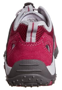 Sportovní boty v červené a šedé barvě s svrchním materiálem z semiše a síťoviny, polstrovaným límcem, pruhovaným poutkem a texturovanou gumovou podrážkou pro lepší grip.