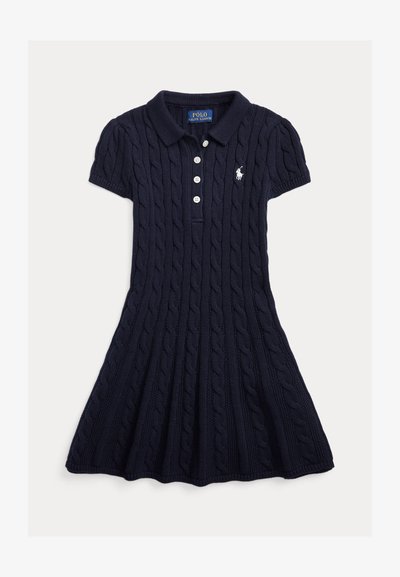 Marineblauwe gebreide jurk met korte mouwen, kabelpatroon, polokraag, witte knopen en wit geborduurd Ralph Lauren-logo op de borst.